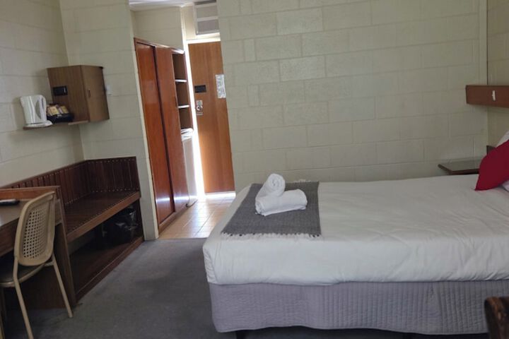 Room 3 of 43