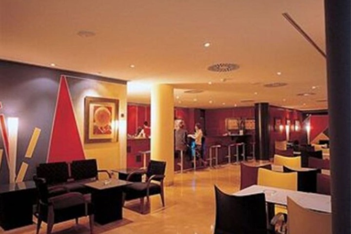 Lounge 44 of 46
