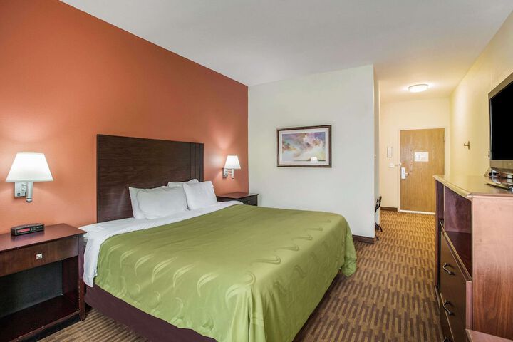 1 King Bed Accessible (5 of 15)