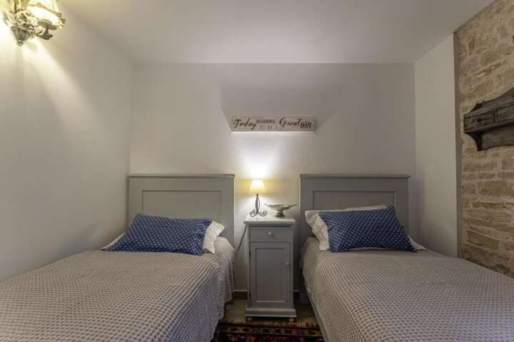 Room 6 of 45