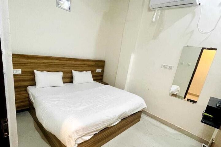 Room 8 of 11