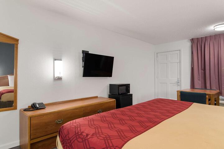 1 Queen Bed (11 of 11)