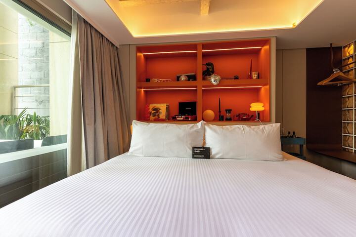 Room 28 of 102