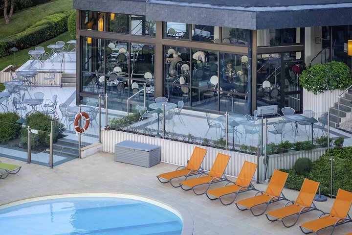 Hotel with Pool