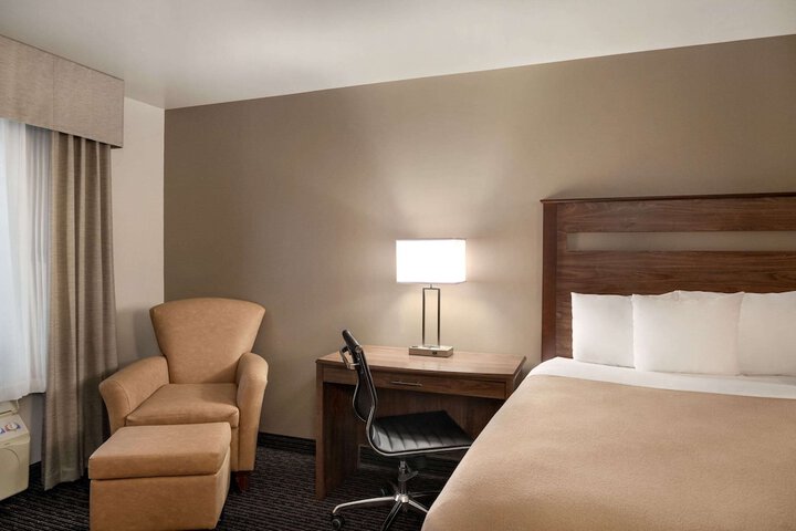 1 Queen Bed (8 of 10)