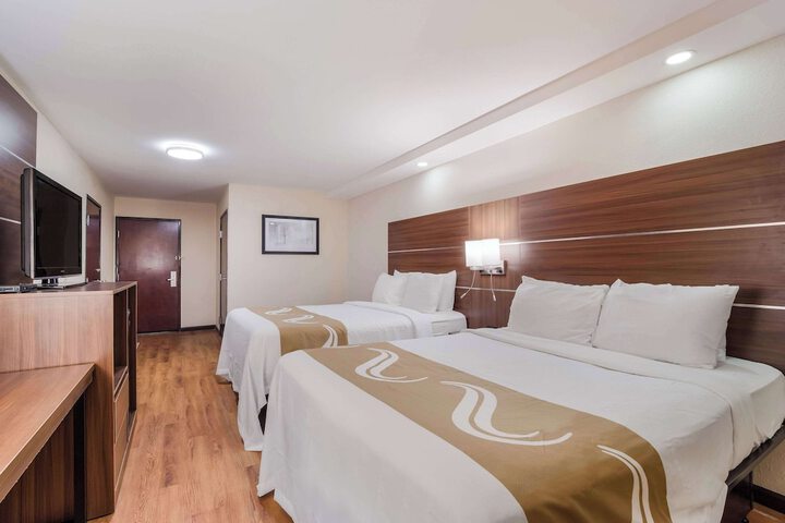 2 Queen Beds (2 of 10)