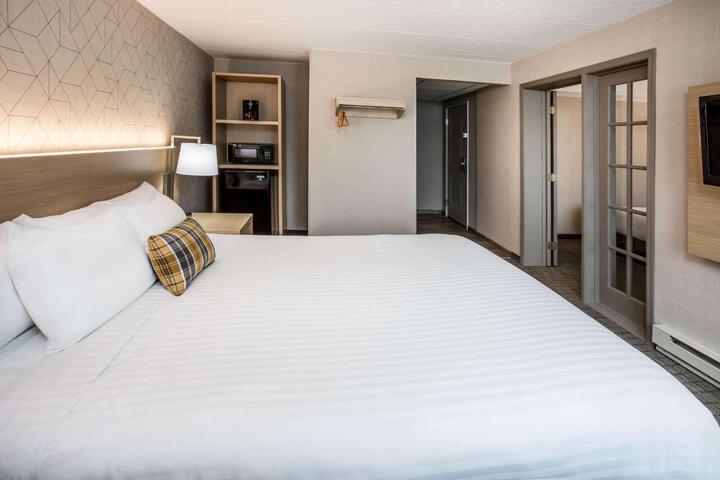 1 Queen Bed (4 of 26)