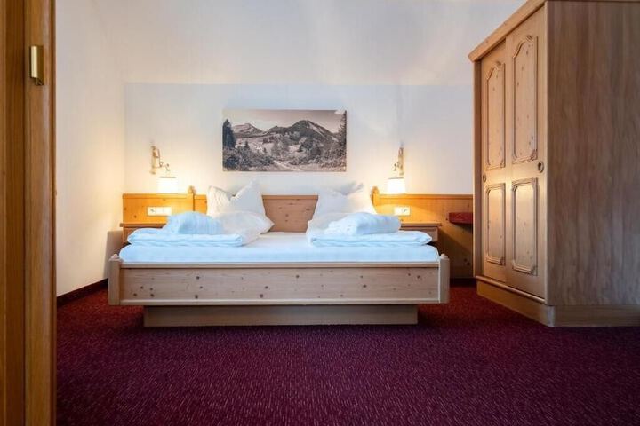Room 3 of 95