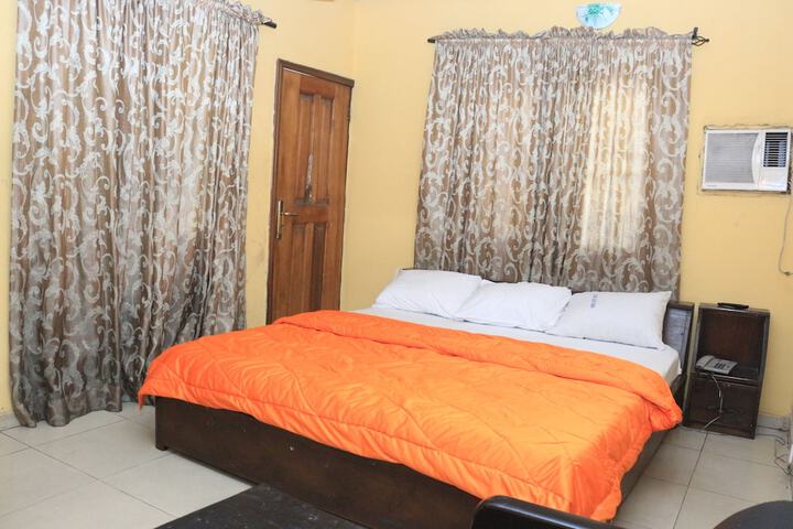 Room 4 of 12