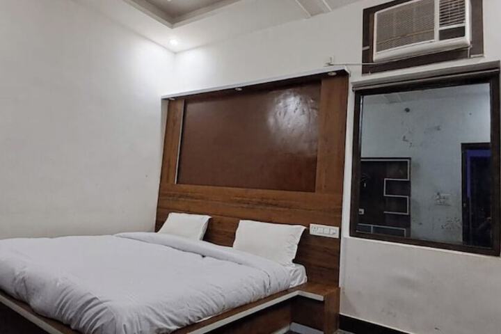 Room 7 of 16