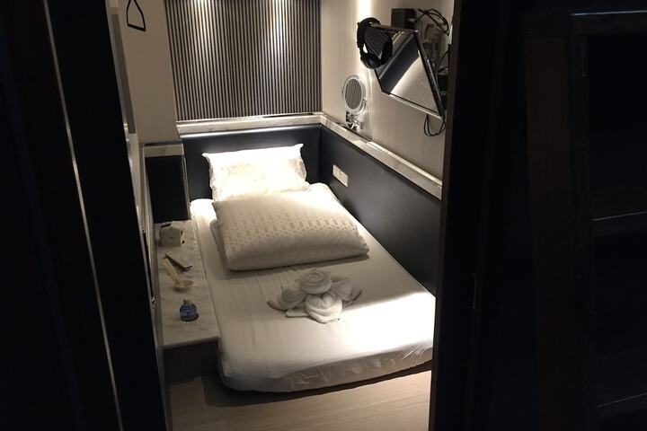 Room 6 of 61