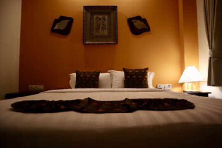 Room 12 of 32
