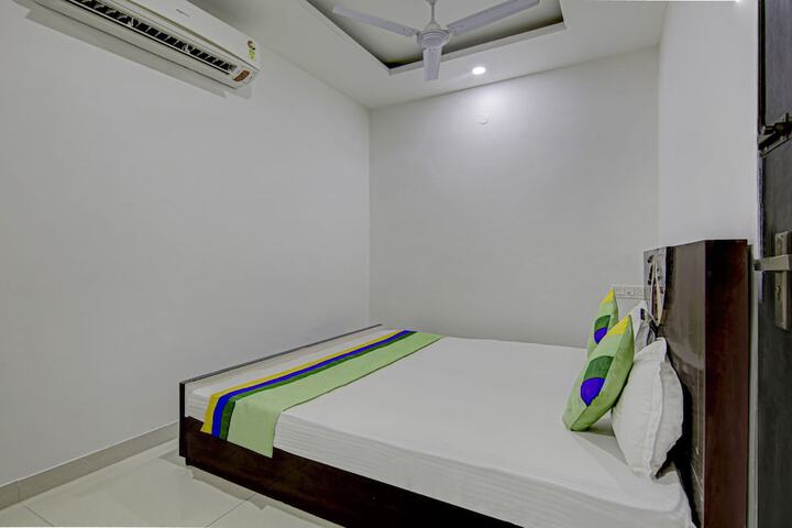 Room 13 of 37