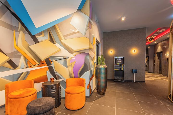 Lobby lounge
