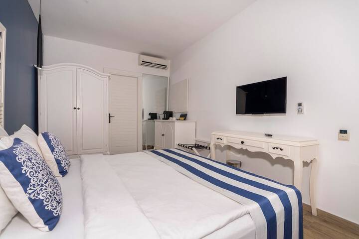 Room 12 of 152