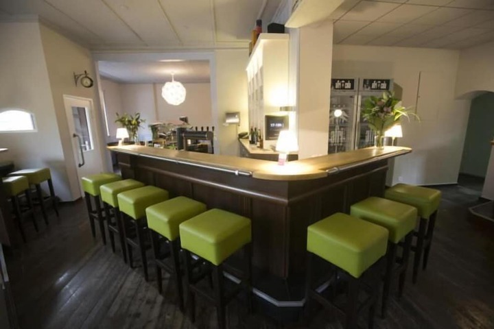 Lounge 11 of 21