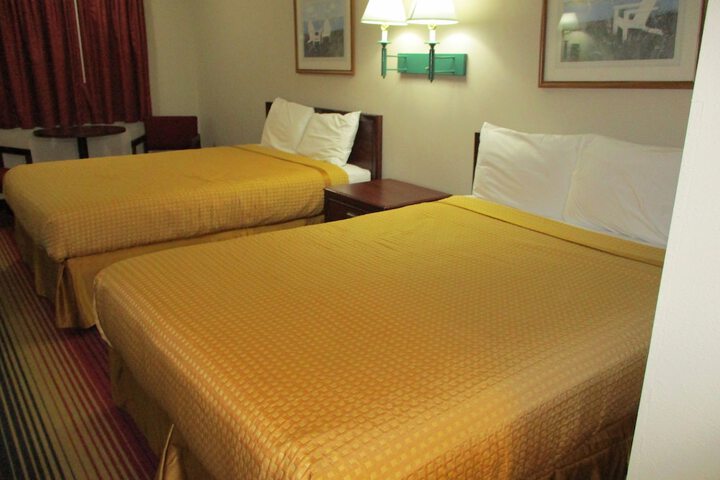 1 Queen Bed (21 of 26)