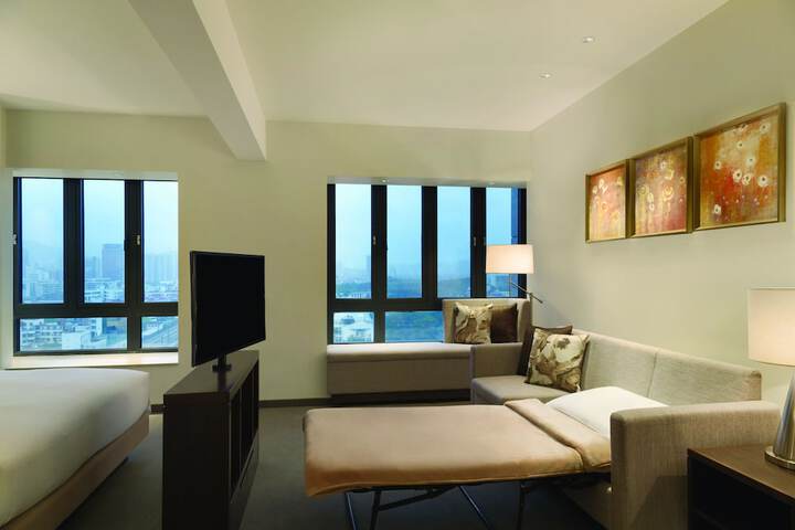 Room 25 of 43
