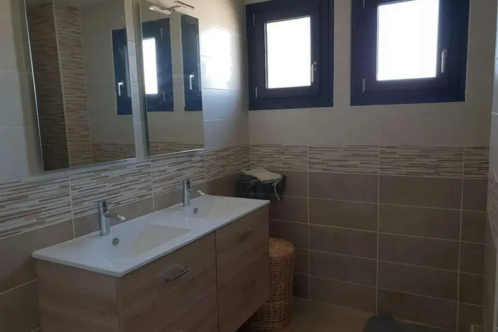 Room 6 of 10
