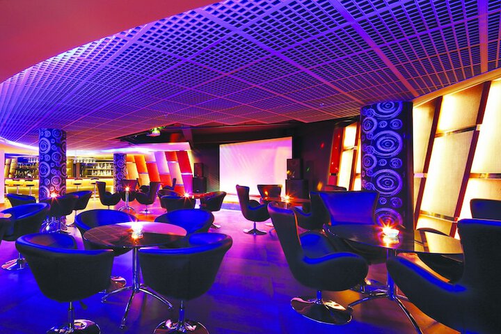 Lounge 16 of 22