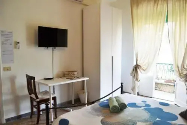 Room 4 of 10