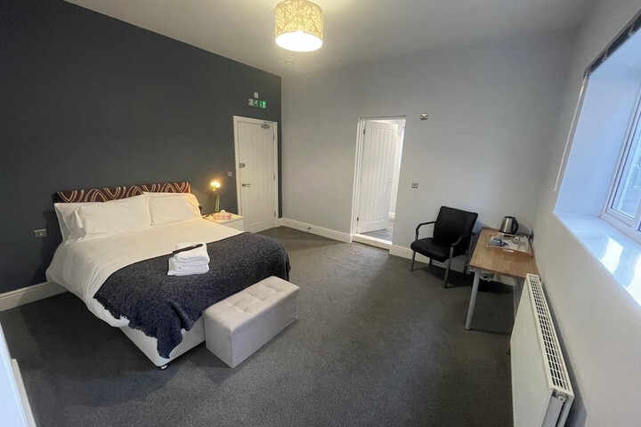 Room 4 of 8