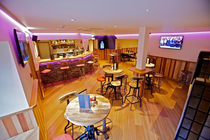 Lounge 15 of 22