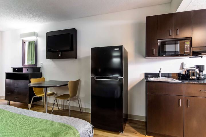 1 Queen Bed Kitchen (1 of 13)