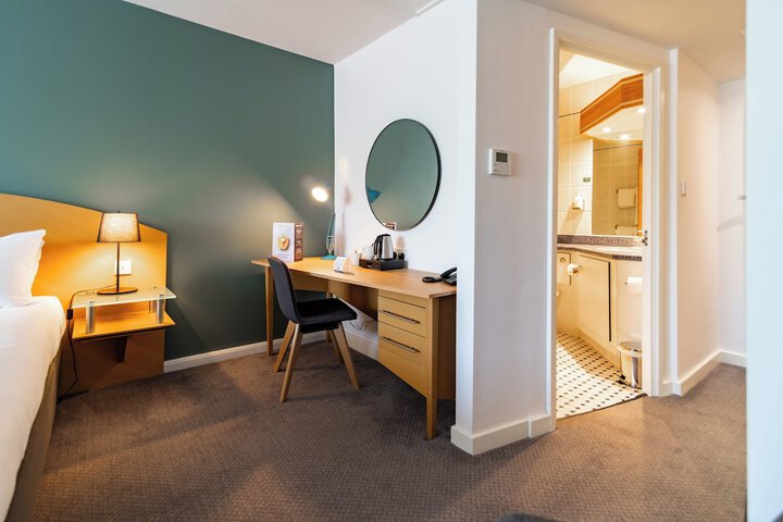 Room 37 of 99