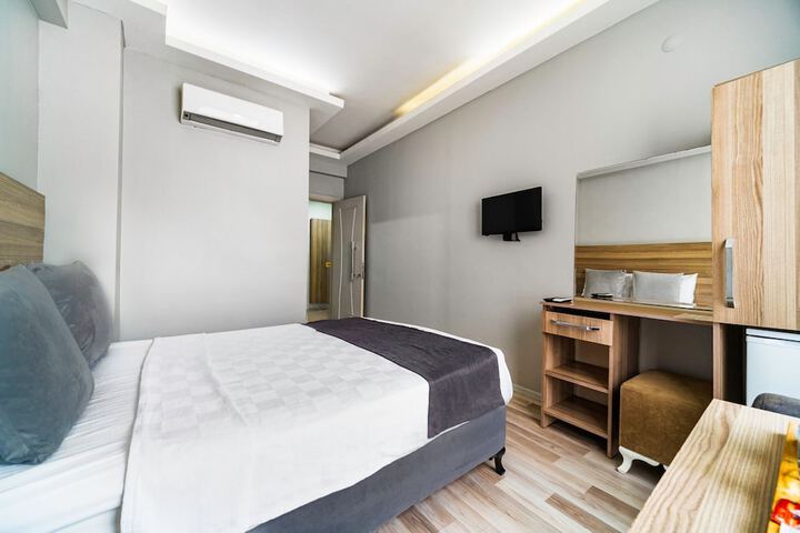 Room 3 of 8