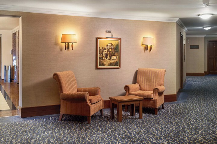 Lounge 77 of 114