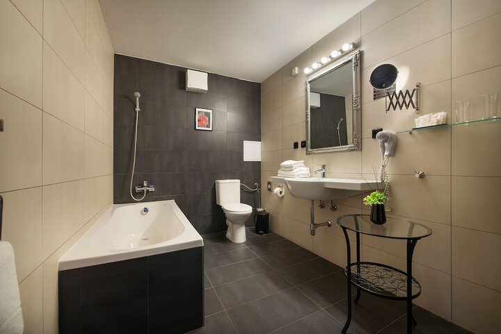 Room 14 of 25
