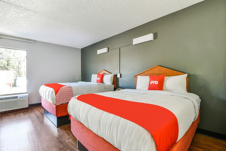 2 Queen Beds (9 of 10)