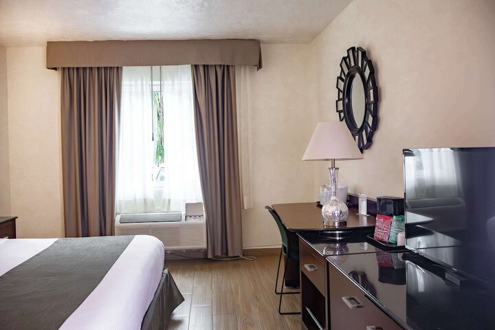 Room 19 of 102