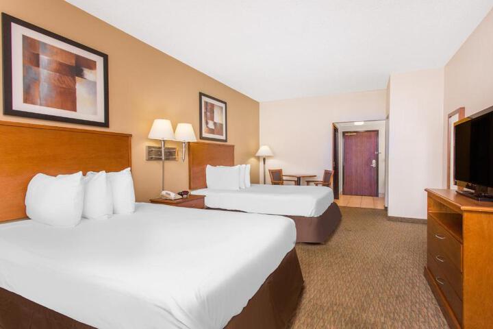 2 Queen Beds Mobility Accessible (3 of 5)