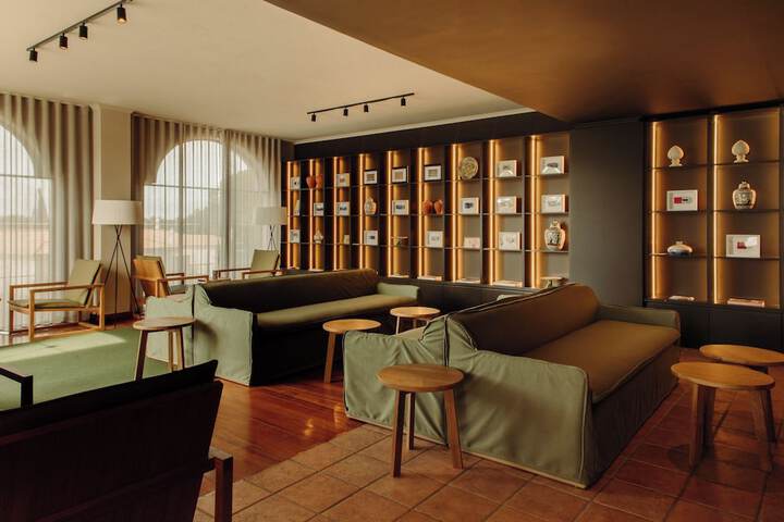 Lounge 54 of 68
