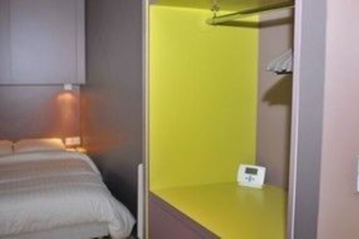 Room 7 of 12