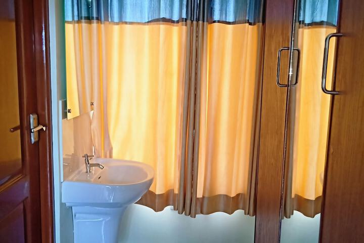 Room 8 of 33