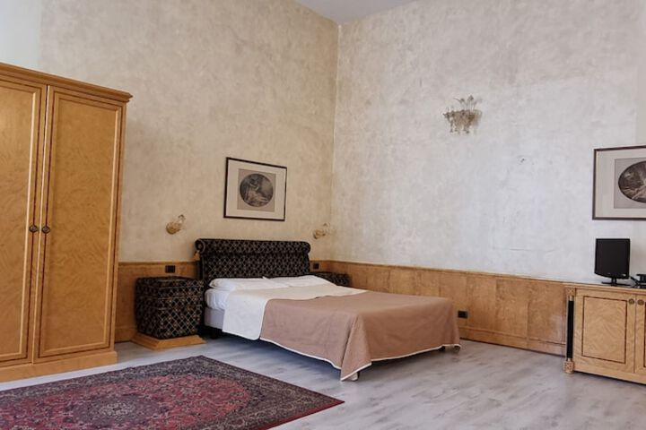 Room 10 of 16