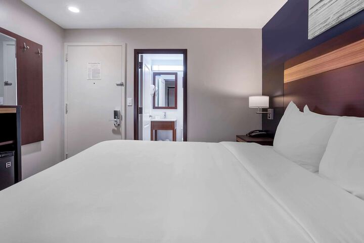 1 Queen Bed (3 of 9)