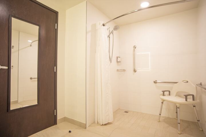 Room 2 of 65