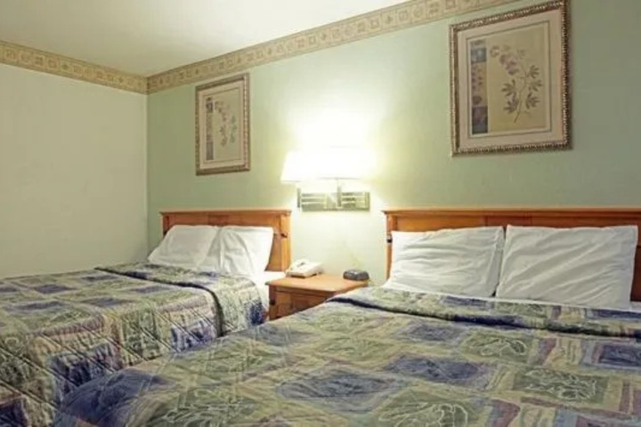 Room 2 of 10