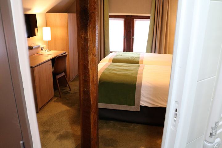 Room 8 of 94