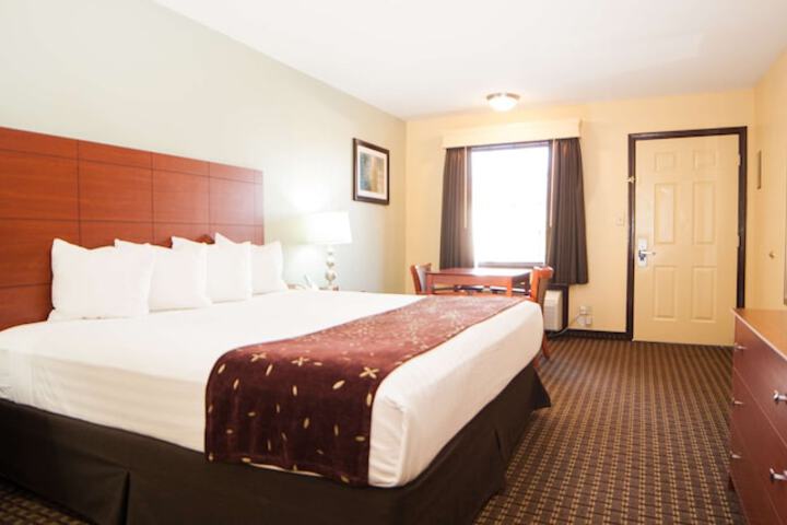 1 King Bed High Speed Internet, Microwave, Refrigerator, Coffee Maker Iron Hair Full Breakfast (1 of 6)
