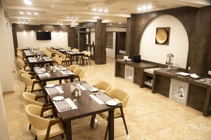 Dining 16 of 20