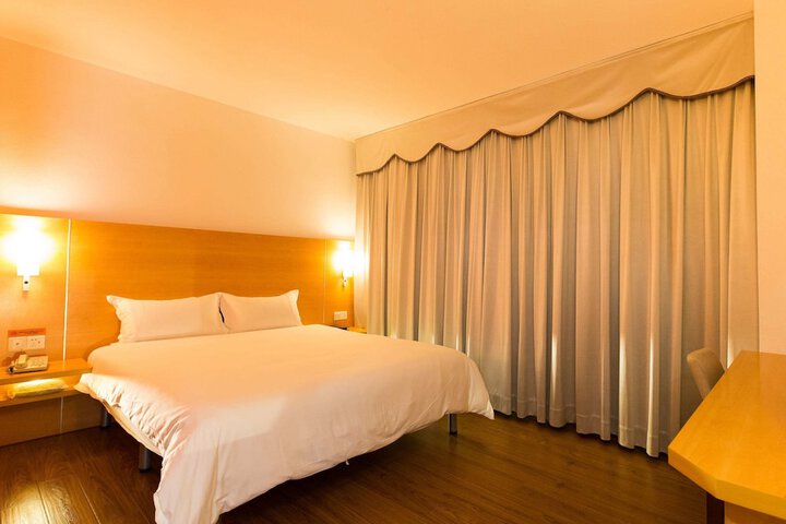 Room 10 of 35