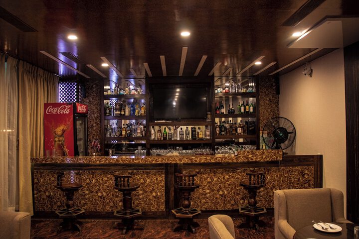 Lounge 24 of 32