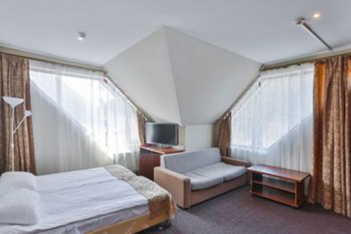 Room 10 of 25