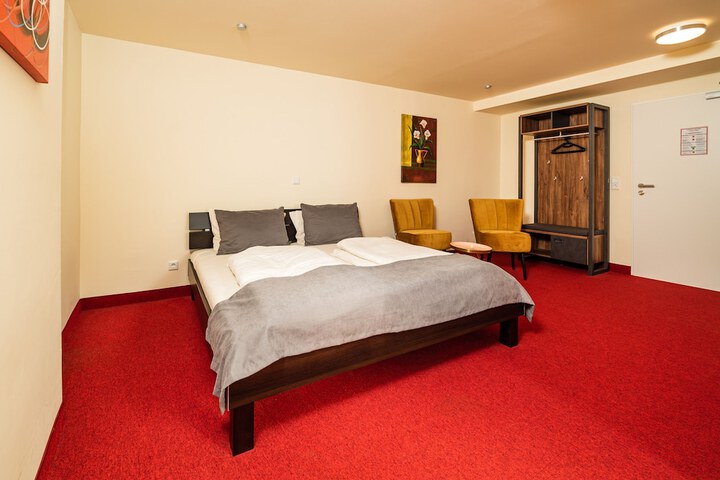 Room 8 of 16