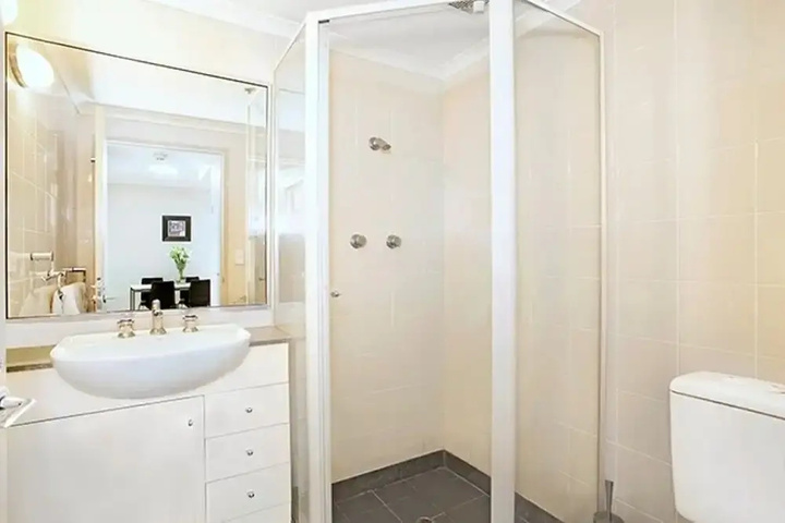 Room 4 of 10